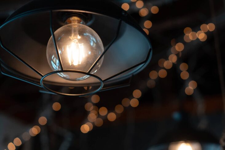 Candeeiro suspenso no teto com a luz acesa