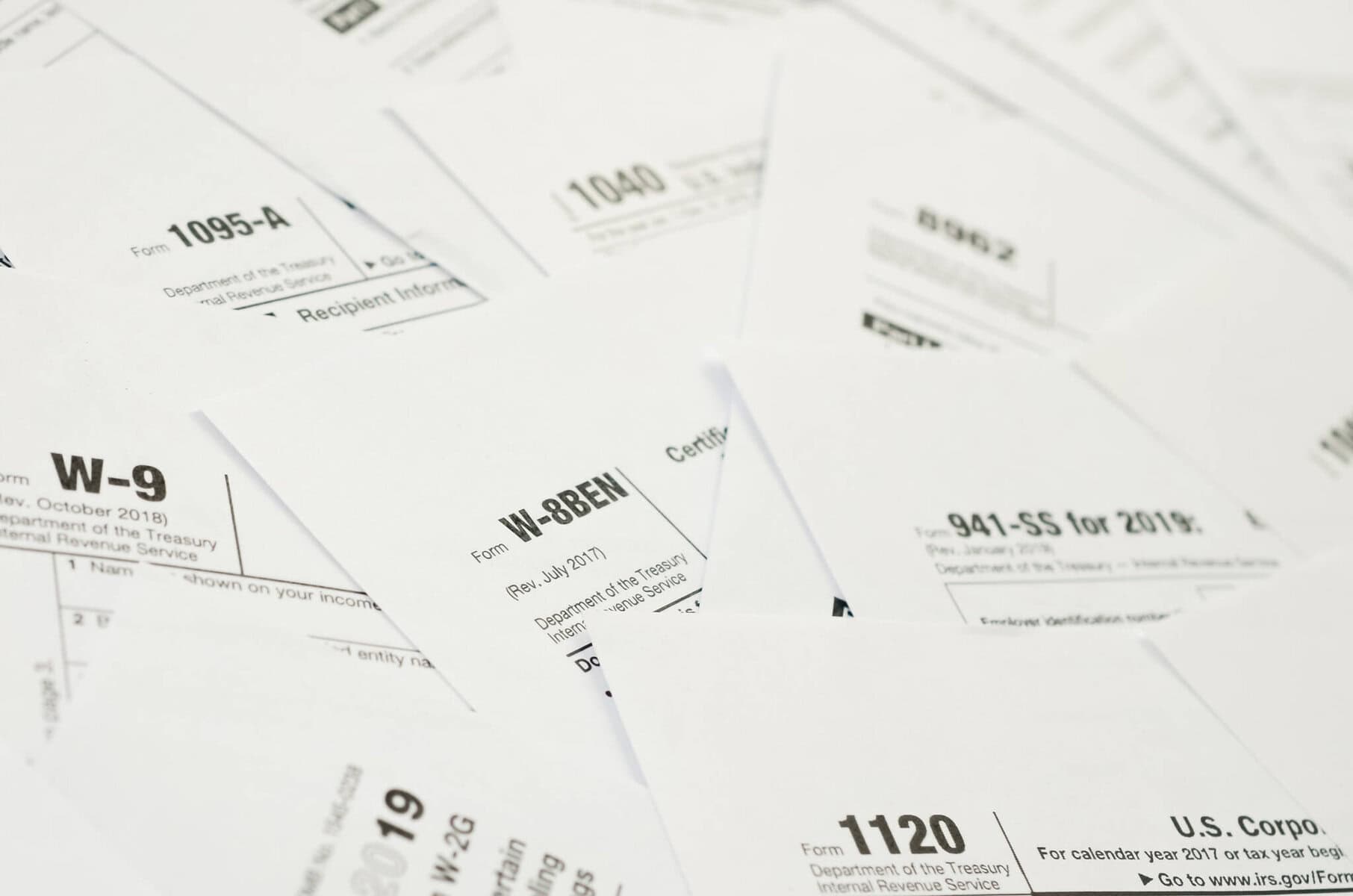 Formulários W-8BEN de vários anos para pagar os impostos sobre dividendos nos Estados Unidos.
