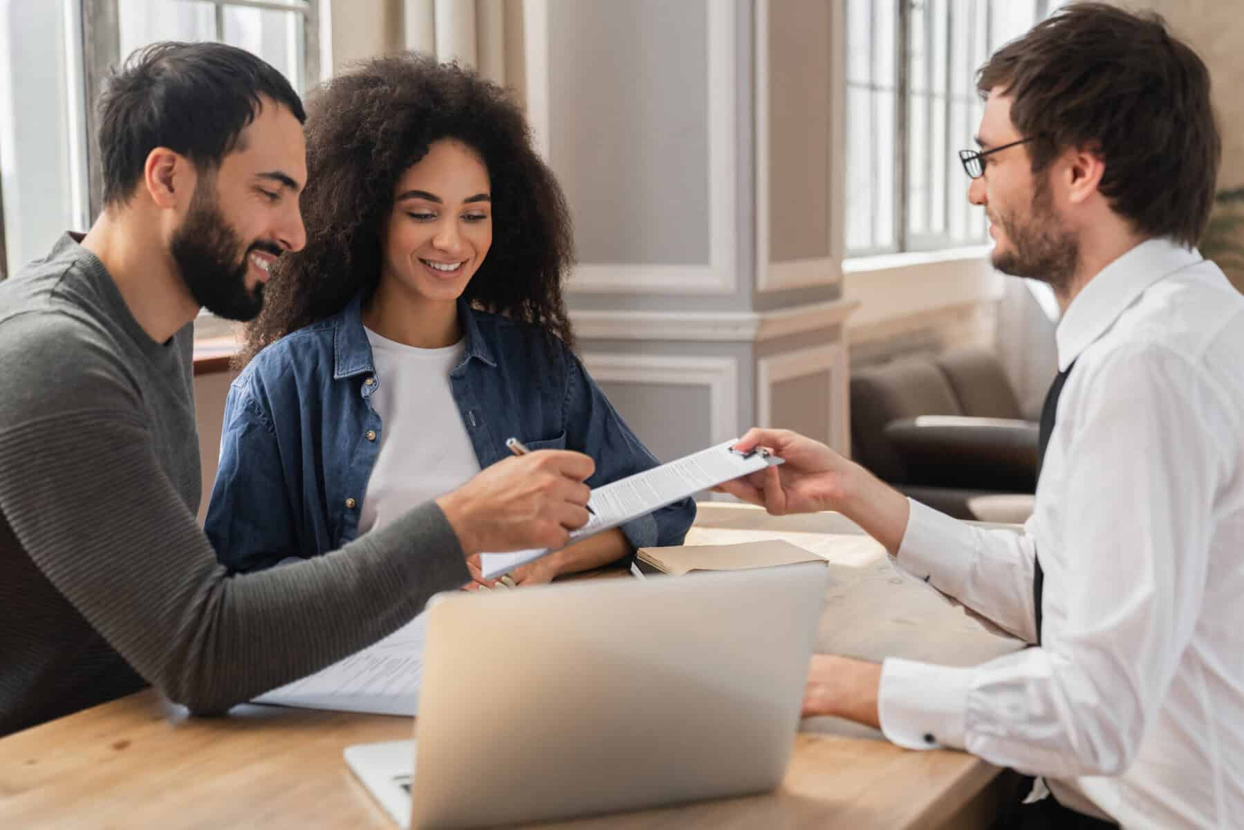 casal a ler a informação da apólice antes de contratar um seguro associado a um crédito pessoal