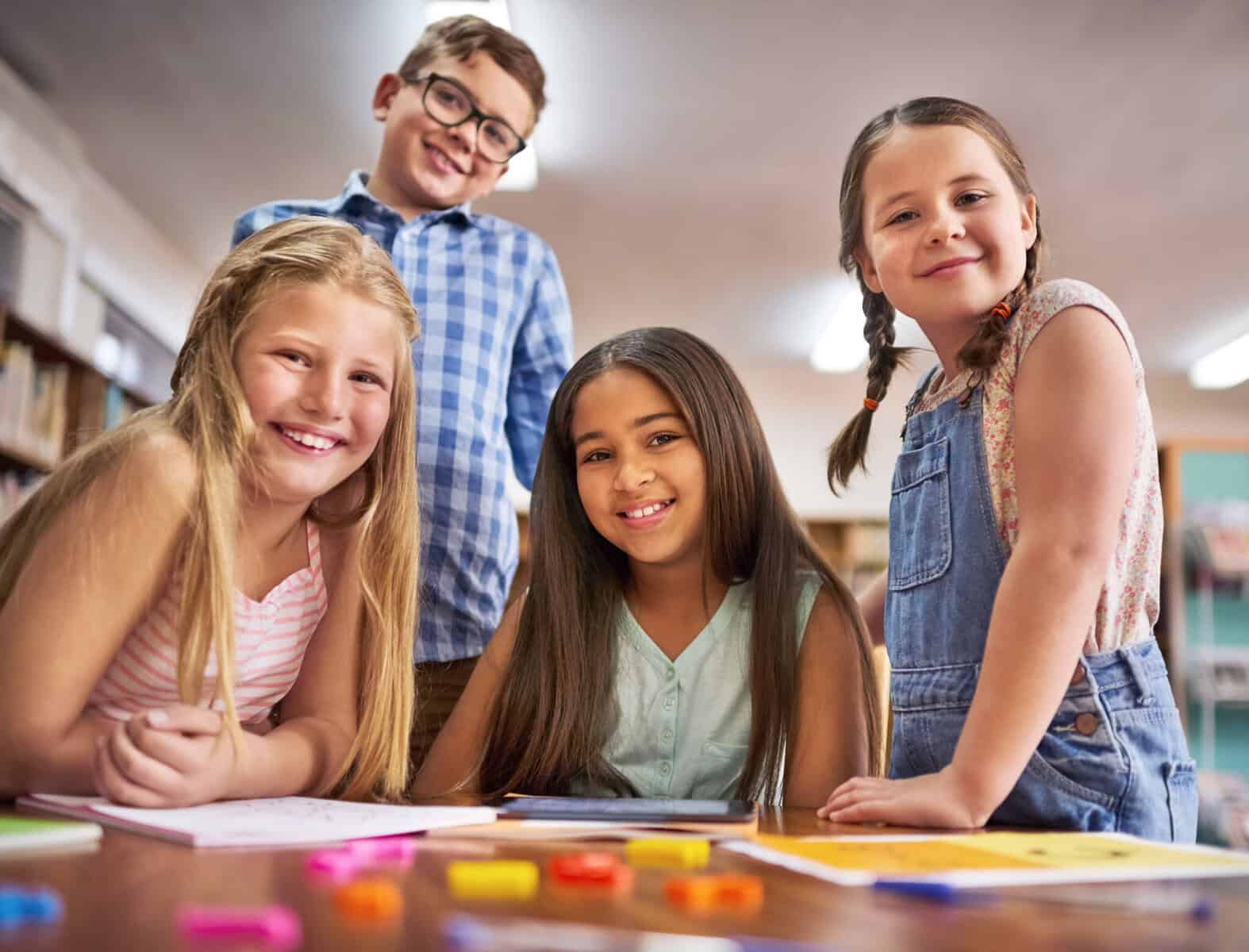 crianças na escola após serem realizadas as Matrículas para o ano letivo 2025/2026