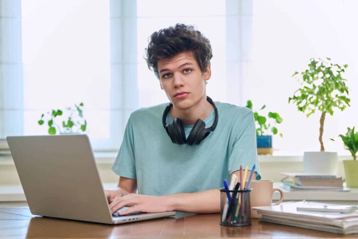 estudante em frente ao computador a ilustrar o tema como declarar um estudante deslocado no IRS