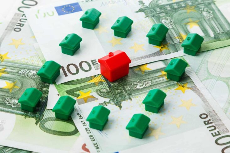 casas pequenas em cima de notas de 100 euros