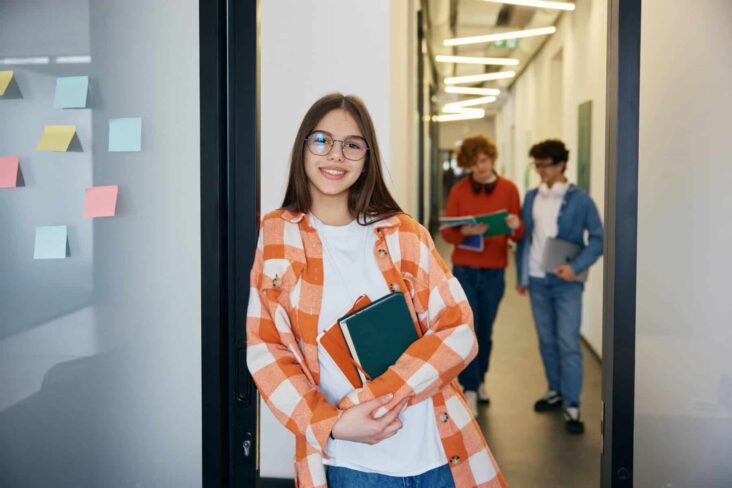 jovem estudante na escola após conhecerem os procedimentos das candidaturas para o Ensino Superior em 2025