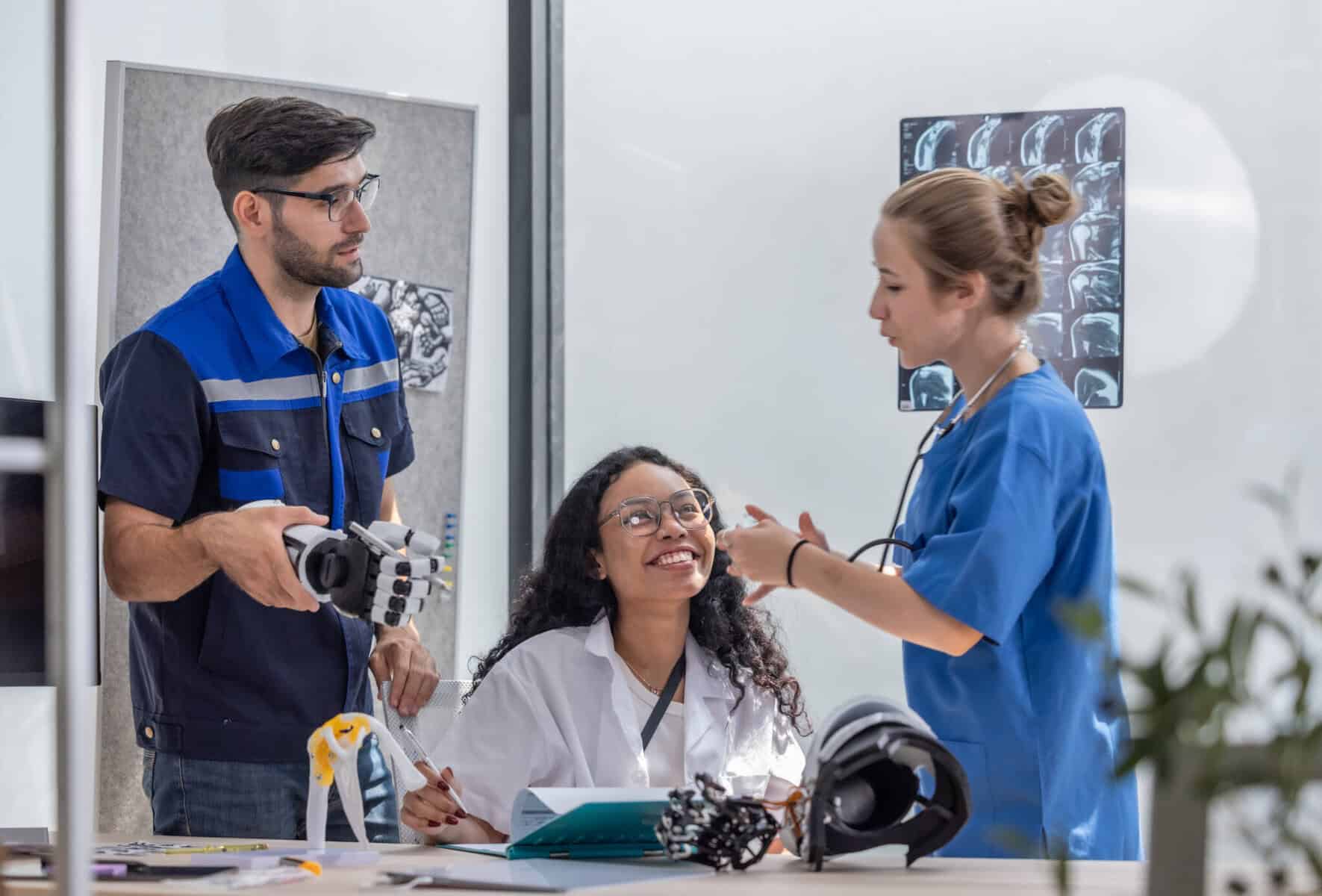 três jovens trabalhadores reunidos numa sala com objetos tecnológicos a ilustrar Profissões no futuro: Quais as áreas com maior potencial?