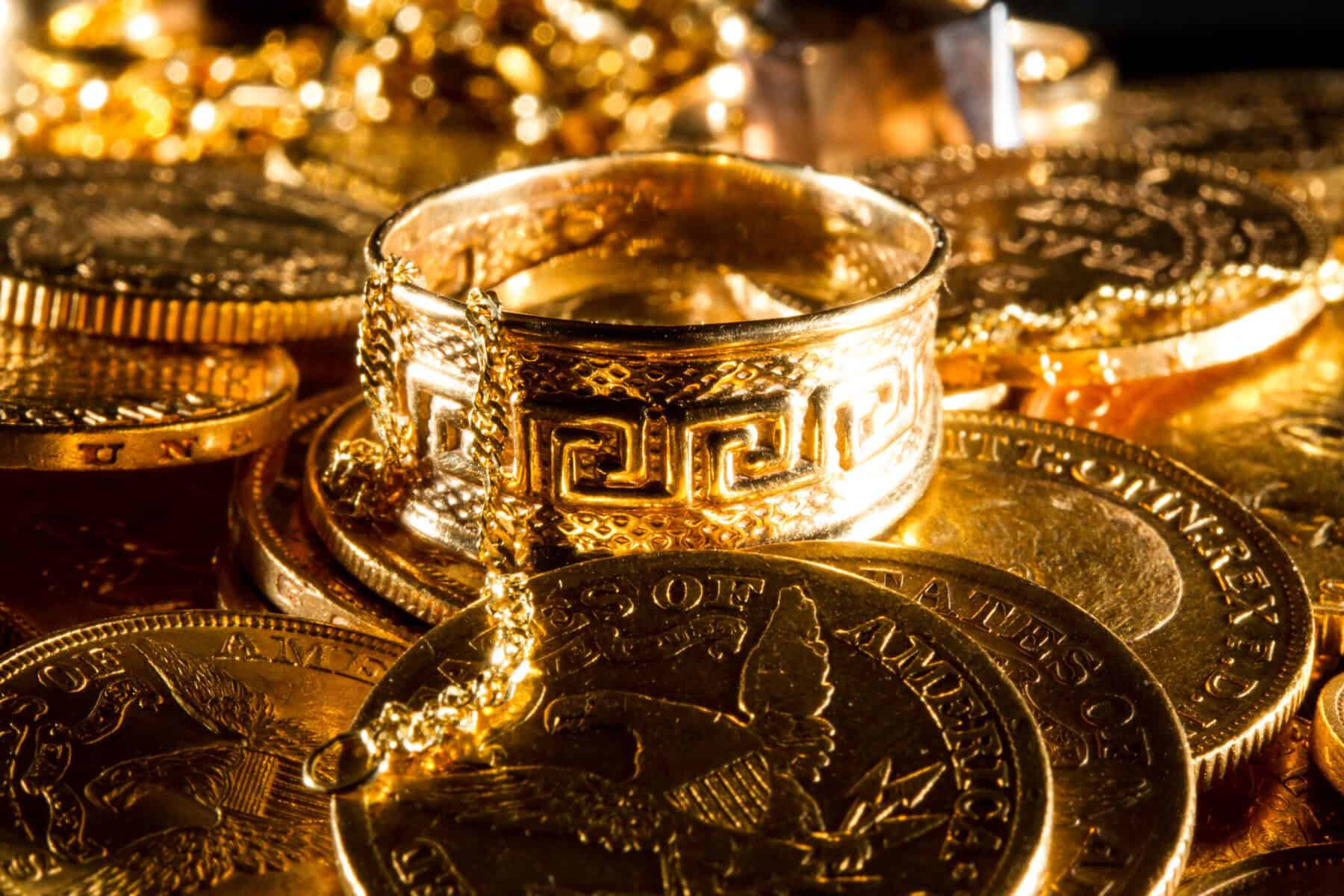 Joias e moedas de ouro.