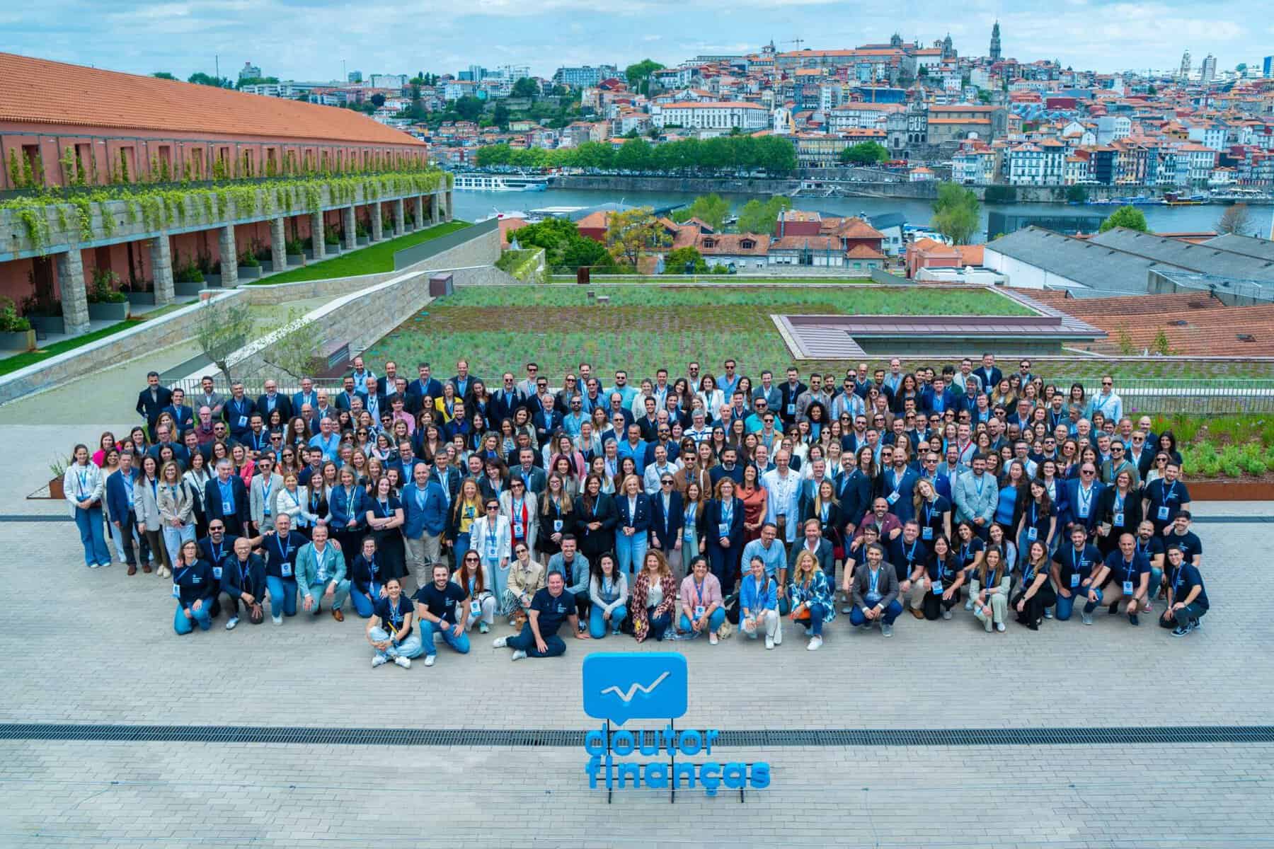 Participantes da Convenção Doutor Finanças junto do logotipo do intermediário de crédito