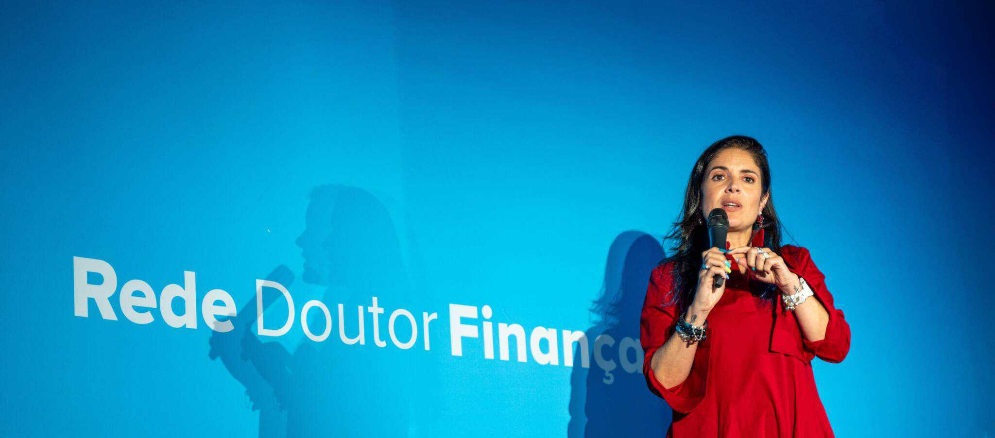 Roberta Medina dá uma palestra sobre a história do Rock in Rio, durante a Convenção da Rede Doutor Finanças